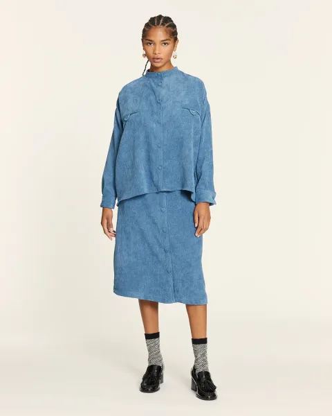 Camisa pana azul cuello mao con bolsillos · PepaLoves