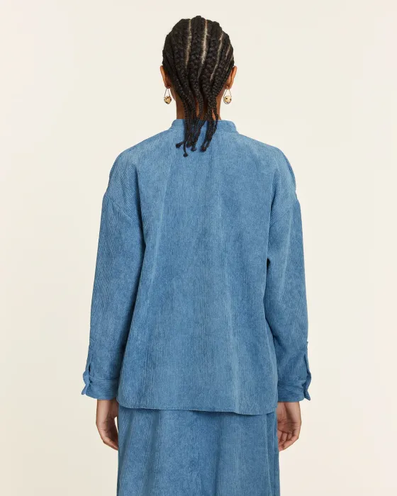 Camisa pana azul cuello mao con bolsillos · PepaLoves