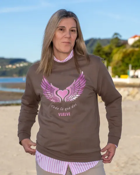 Sudadera Vuelve Alma y Origen · Marrón chocolate con alas glitter y bordado rosa