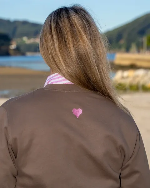 Sudadera Vuelve Alma y Origen · Marrón chocolate con alas glitter y bordado rosa