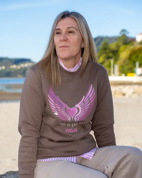 Sudadera Vuelve Alma y Origen · Marrón chocolate con alas glitter y bordado rosa