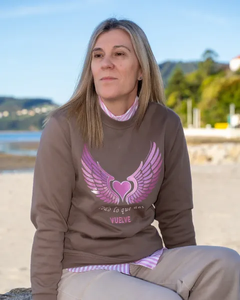 Sudadera Vuelve Alma y Origen · Marrón chocolate con alas glitter y bordado rosa