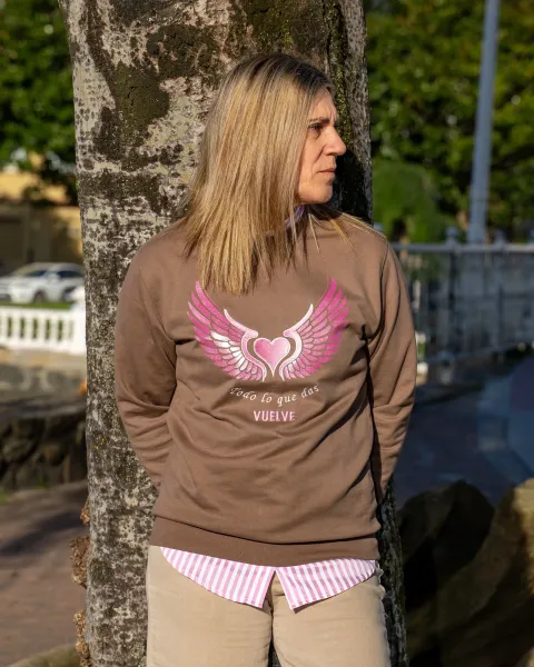 Sudadera Vuelve Alma y Origen · Marrón chocolate con alas glitter y bordado rosa