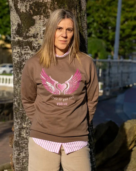Sudadera Vuelve Alma y Origen · Marrón chocolate con alas glitter y bordado rosa