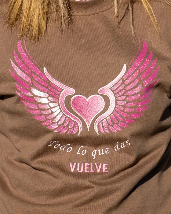 Sudadera Vuelve Alma y Origen · Marrón chocolate con alas glitter y bordado rosa