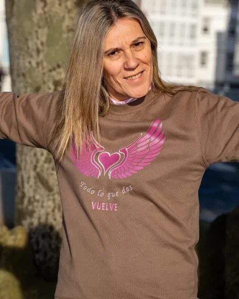 Sudadera Vuelve Alma y Origen · Marrón chocolate con alas glitter y bordado rosa