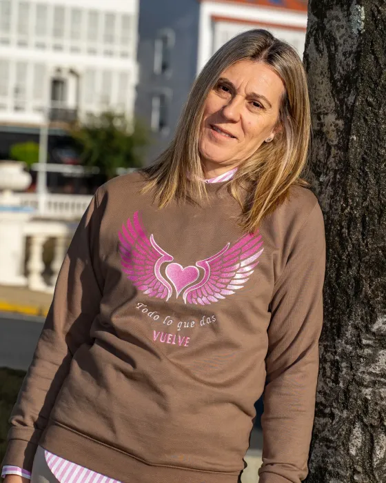 Sudadera Vuelve Alma y Origen · Marrón chocolate con alas glitter y bordado rosa