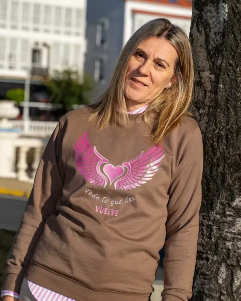 Sudadera Vuelve Alma y Origen · Marrón chocolate con alas glitter y bordado rosa