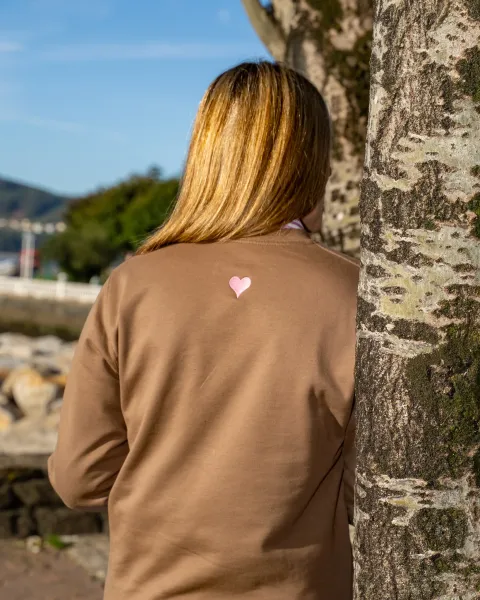 Sudadera Vuelve Alma y Origen · Marrón chocolate con alas glitter y bordado rosa
