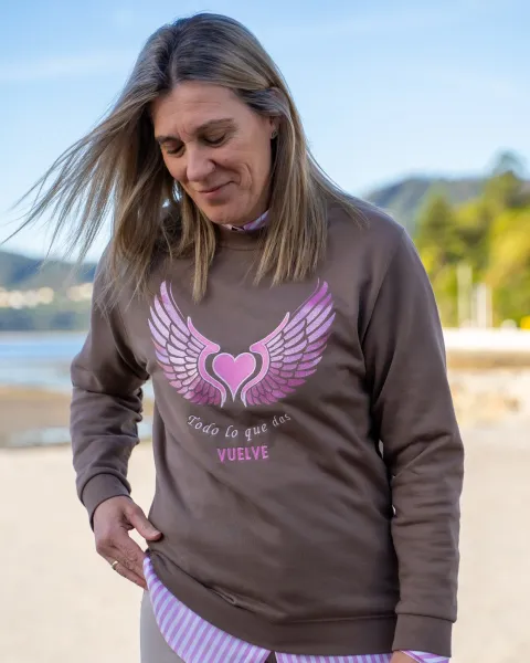 Sudadera Vuelve Alma y Origen · Marrón chocolate con alas glitter y bordado rosa