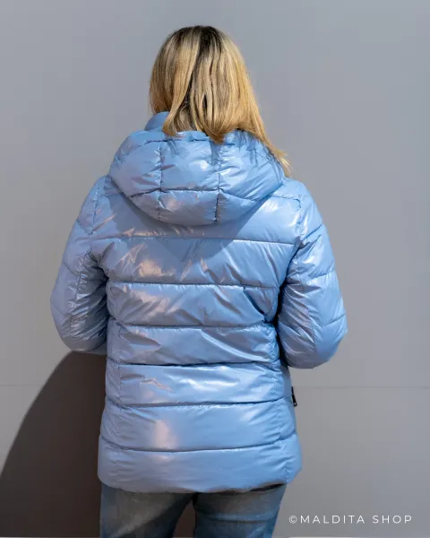 Abrigo Acolchado Corto Azul Celeste · Colección Esenciales Maldita