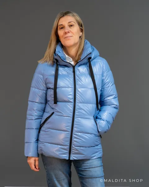 Abrigo Acolchado Corto Azul Celeste · Colección Esenciales Maldita