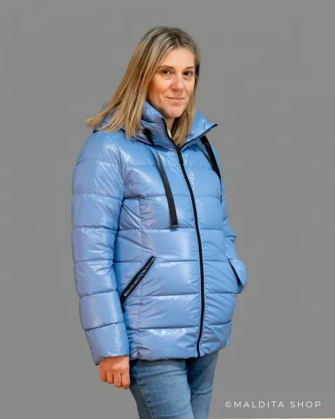 Abrigo Acolchado Corto Azul Celeste · Colección Esenciales Maldita