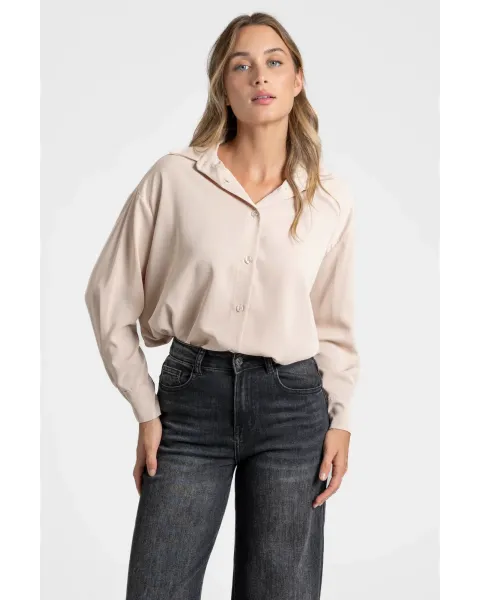 Camisa Fluida Beige · Tejido suave y corte amplio · Maldita Shop