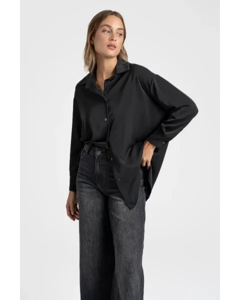 Camisa Fluida Negra · Tejido suave y diseño amplio · Maldita Shop