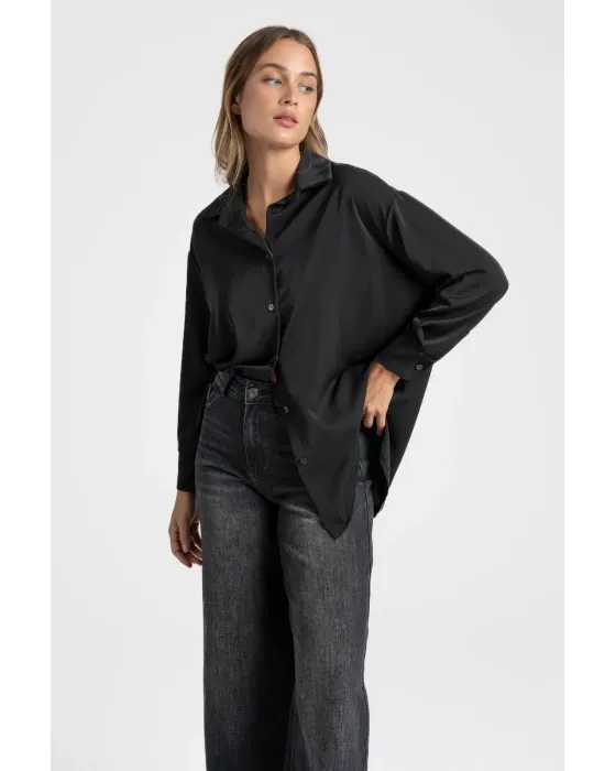 Camisa Fluida Negra · Tejido suave y diseño amplio · Maldita Shop