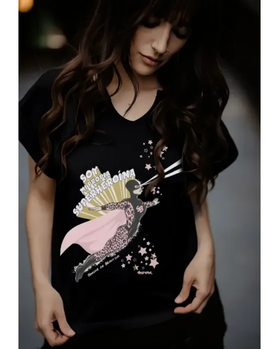 Camiseta Simone de Beauvoir Súper Heroína · Animosa · Colección Amigas