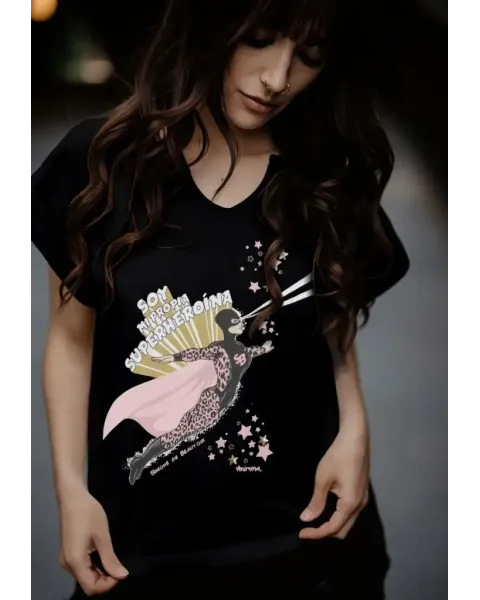 Camiseta Simone de Beauvoir Súper Heroína · Animosa · Colección Amigas