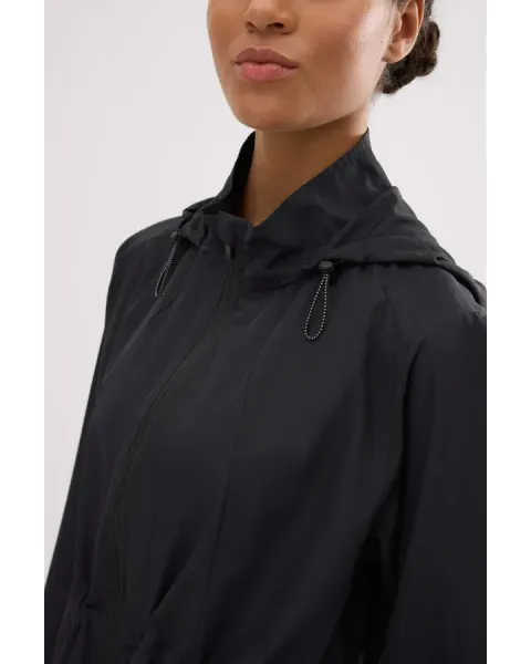 Chaqueta Cortavientos Negra Capucha | Ysabel Mora Sport