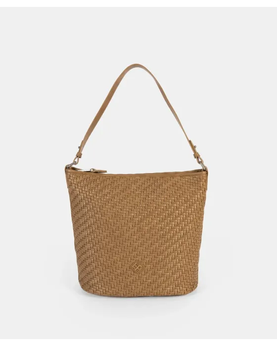 El bolso que puede con todo (y con estilo). 🐚✨