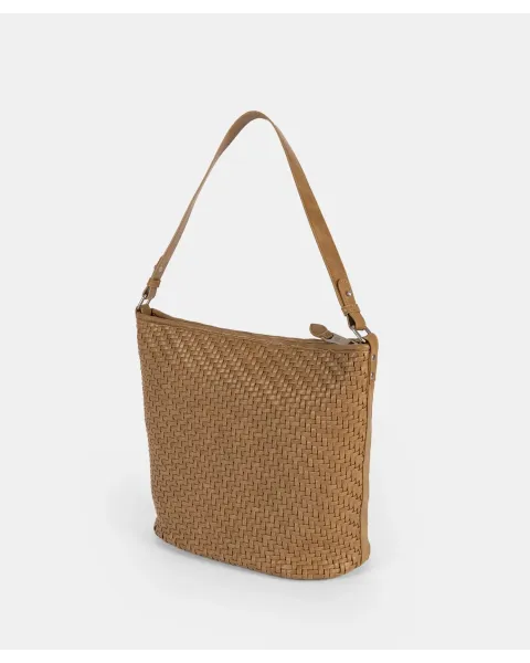 El bolso que puede con todo (y con estilo). 🐚✨