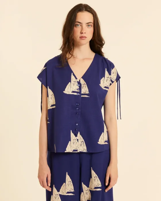 Blusa Pepaloves Azul Marino | Bordado Barcos de Vela | Maldita