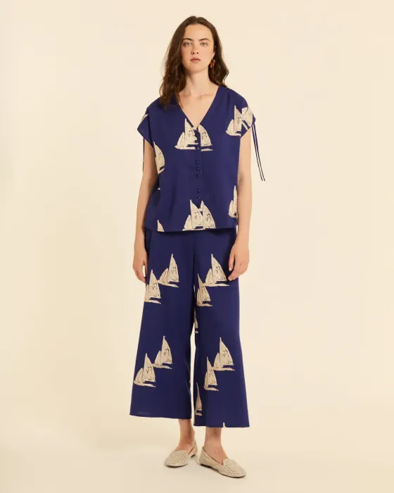Blusa Pepaloves Azul Marino | Bordado Barcos de Vela | Maldita