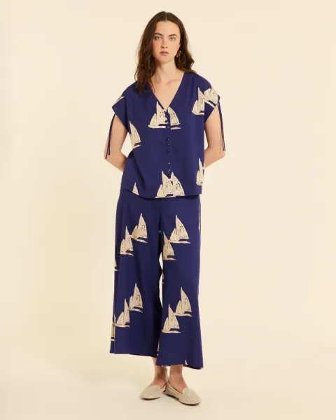 Blusa Pepaloves Azul Marino | Bordado Barcos de Vela | Maldita