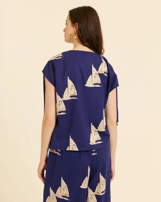 Blusa Pepaloves Azul Marino | Bordado Barcos de Vela | Maldita