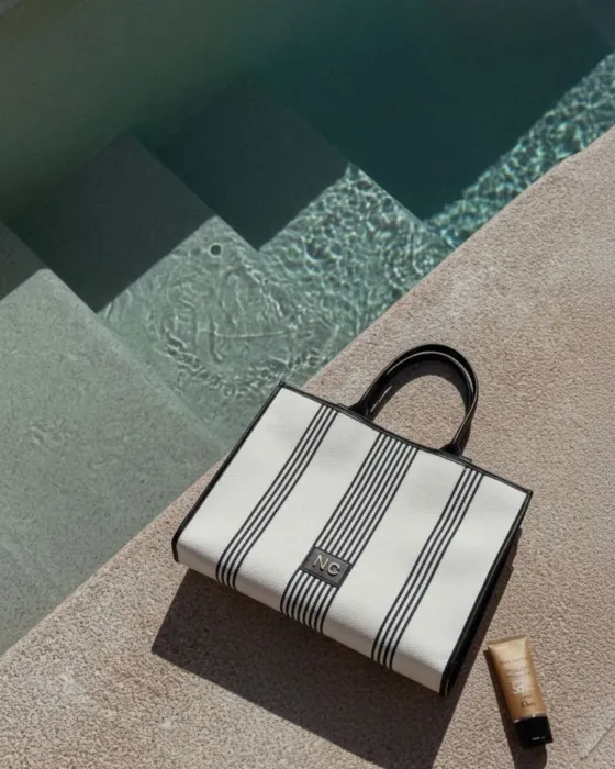 Maxi Bolsa de Playa Noco Beach Líneas | Rafia Bicolor 43x33x18 cm | Maldita