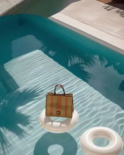 Maxi Bolsa de Playa Noco Beach Líneas | Rafia Bicolor 43x33x18 cm | Maldita