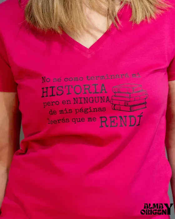 Camiseta Pico Mi Historia Fucsia | Algodón Peinado Alma y Origen | Maldita 2