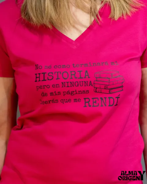 Camiseta Pico Mi Historia Fucsia | Algodón Peinado Alma y Origen | Maldita