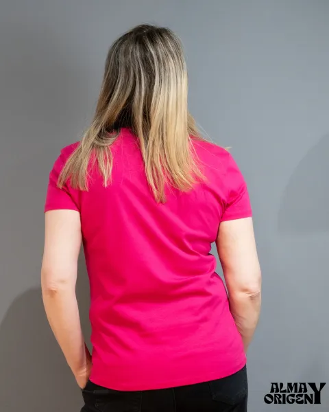 Camiseta Pico Mi Historia Fucsia | Algodón Peinado Alma y Origen | Maldita