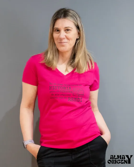 Camiseta Pico Mi Historia Fucsia | Algodón Peinado Alma y Origen | Maldita