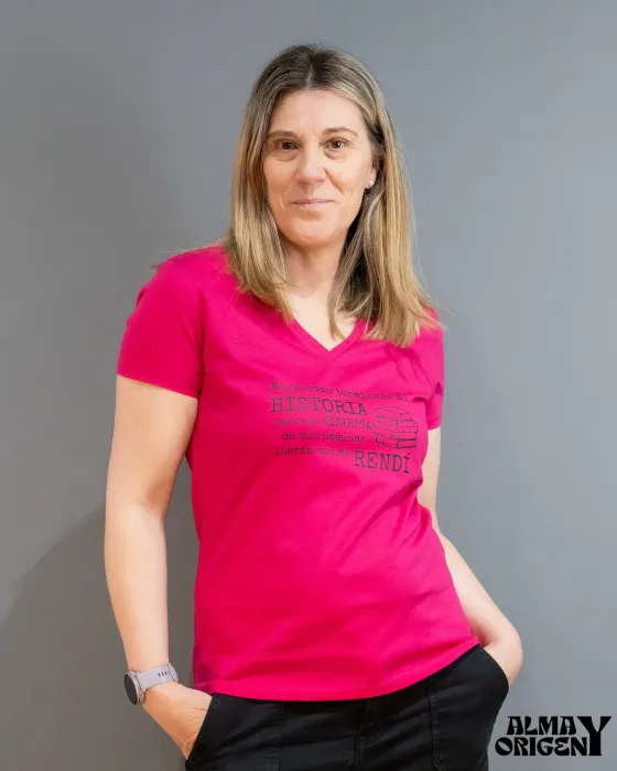 Camiseta Pico Mi Historia Fucsia | Algodón Peinado Alma y Origen | Maldita