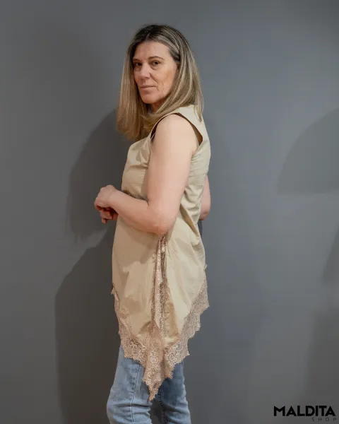 Chaleco Lencero Asimétrico Taupe con Encaje | Maldita