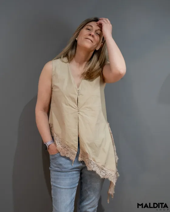 Chaleco Lencero Asimétrico Taupe con Encaje | Maldita