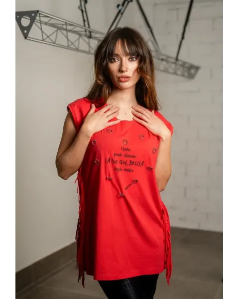 Camiseta Roja de Algodón con Flecos Luz Interior Animosa | Maldita