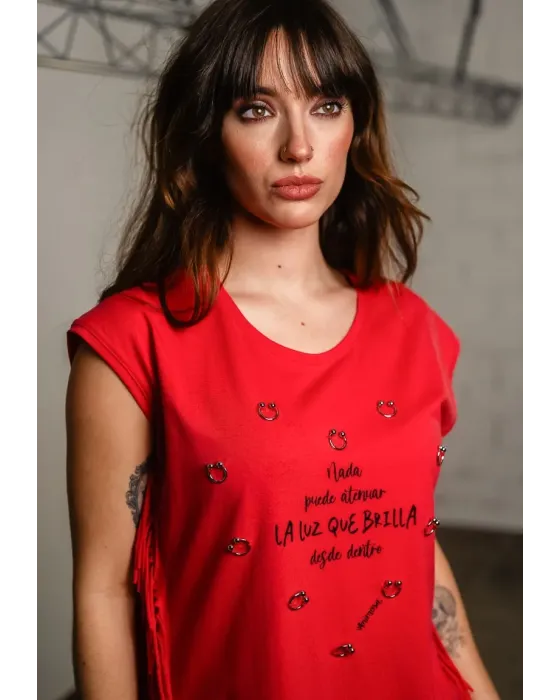 Camiseta Roja de Algodón con Flecos Luz Interior Animosa | Maldita