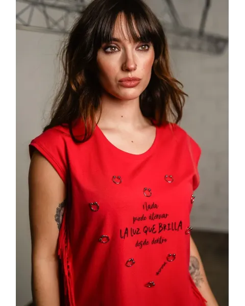 Camiseta Roja de Algodón con Flecos Luz Interior Animosa | Maldita
