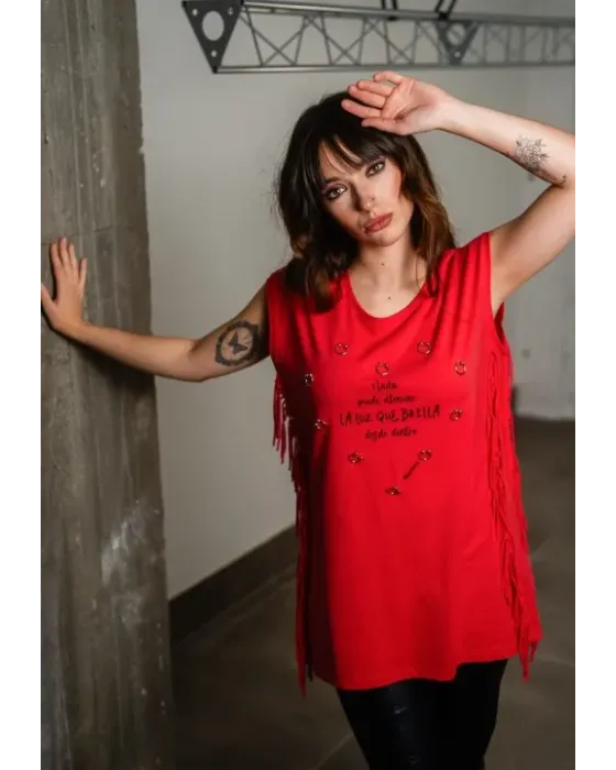 Camiseta Roja de Algodón con Flecos Luz Interior Animosa | Maldita